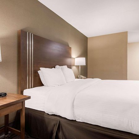 Quality Inn & Conference Centre Орилия Екстериор снимка