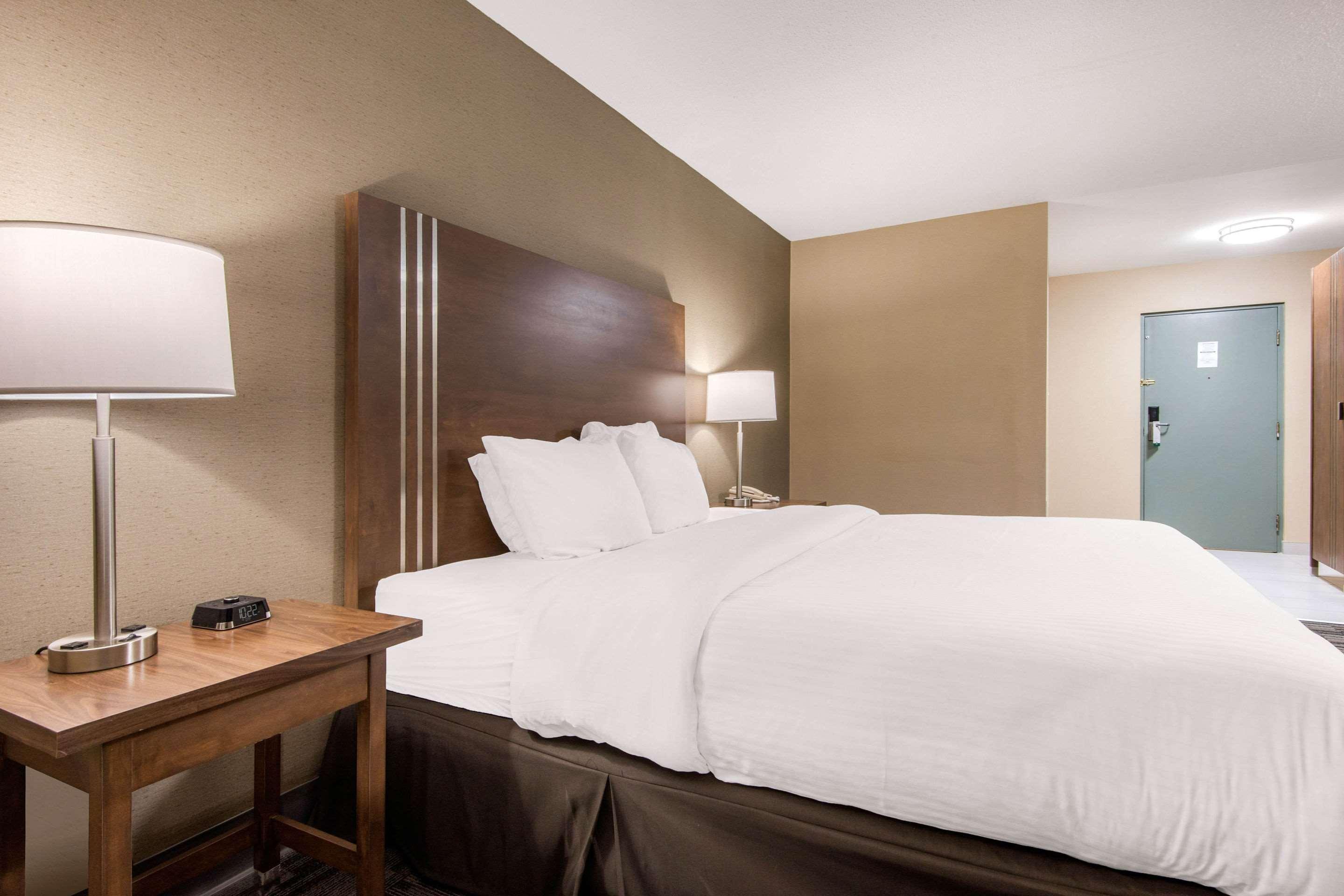 Quality Inn & Conference Centre Орилия Екстериор снимка