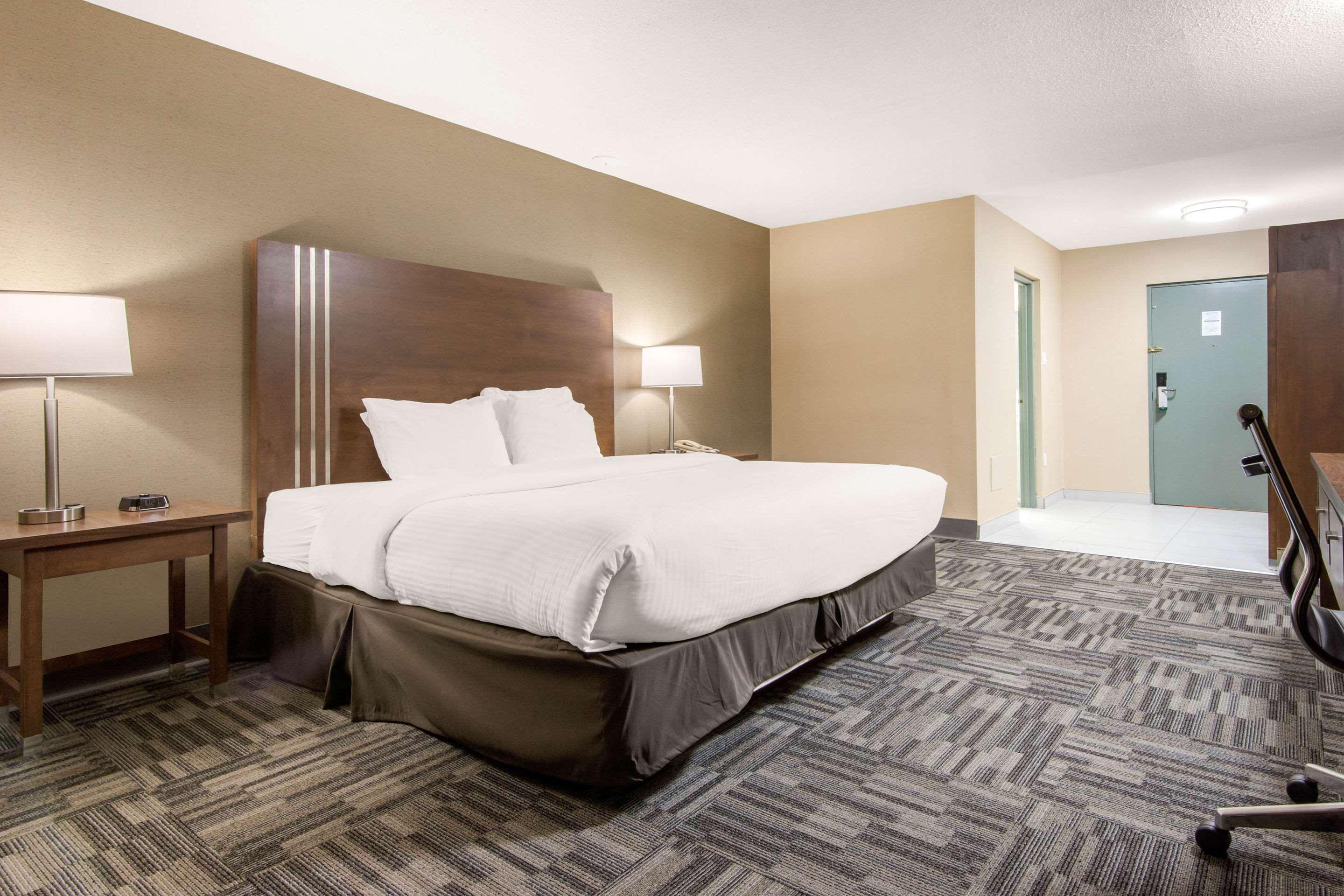 Quality Inn & Conference Centre Орилия Екстериор снимка