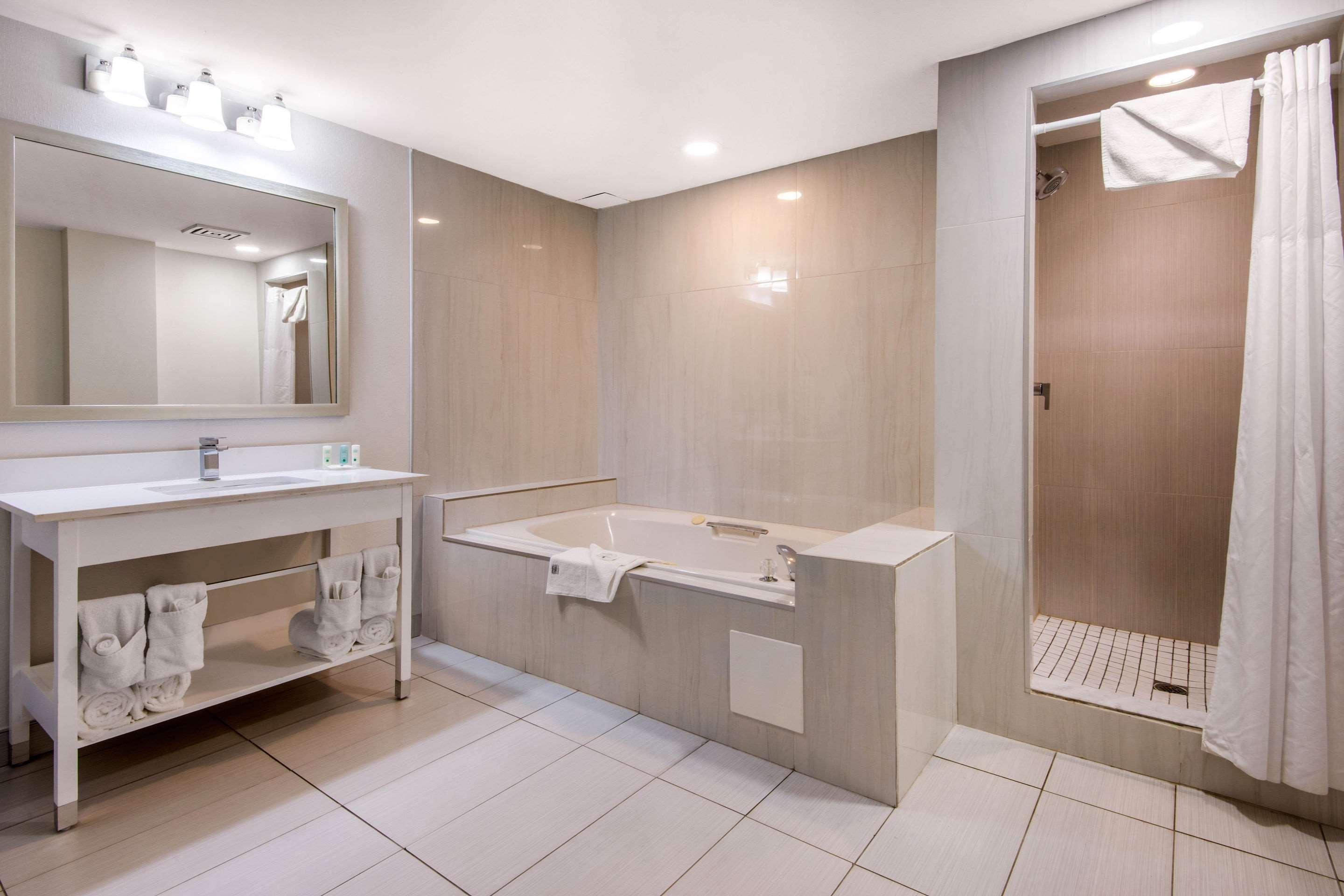 Quality Inn & Conference Centre Орилия Екстериор снимка