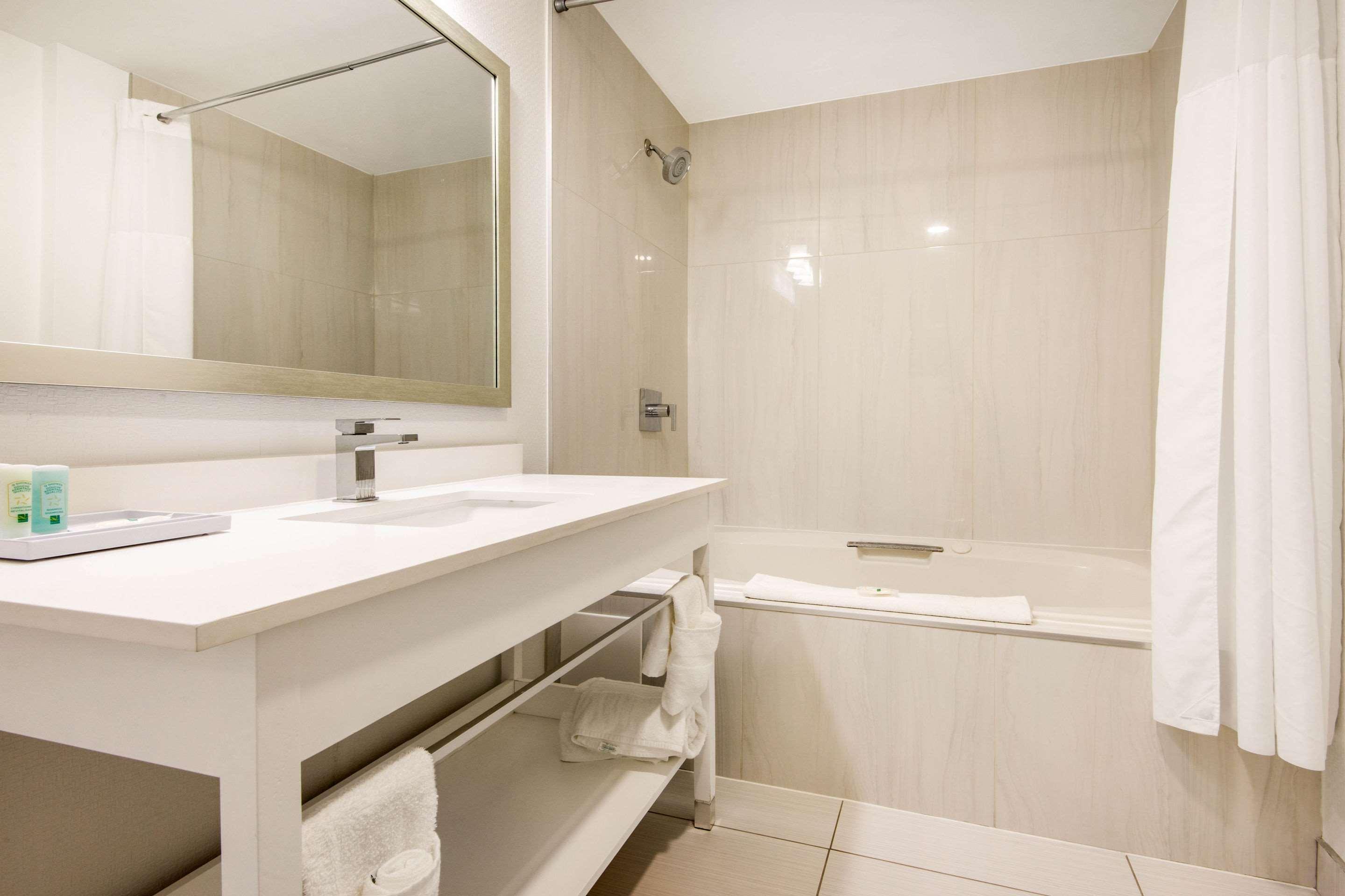 Quality Inn & Conference Centre Орилия Екстериор снимка