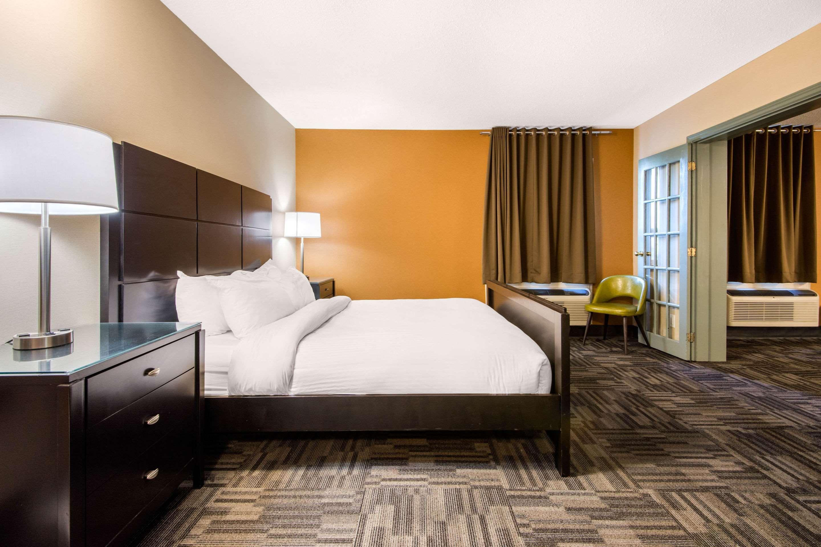Quality Inn & Conference Centre Орилия Екстериор снимка