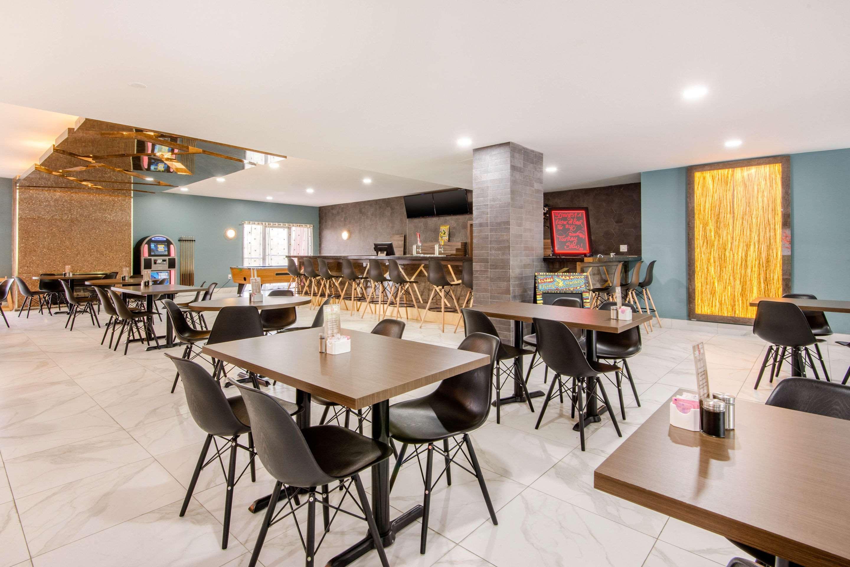 Quality Inn & Conference Centre Орилия Екстериор снимка