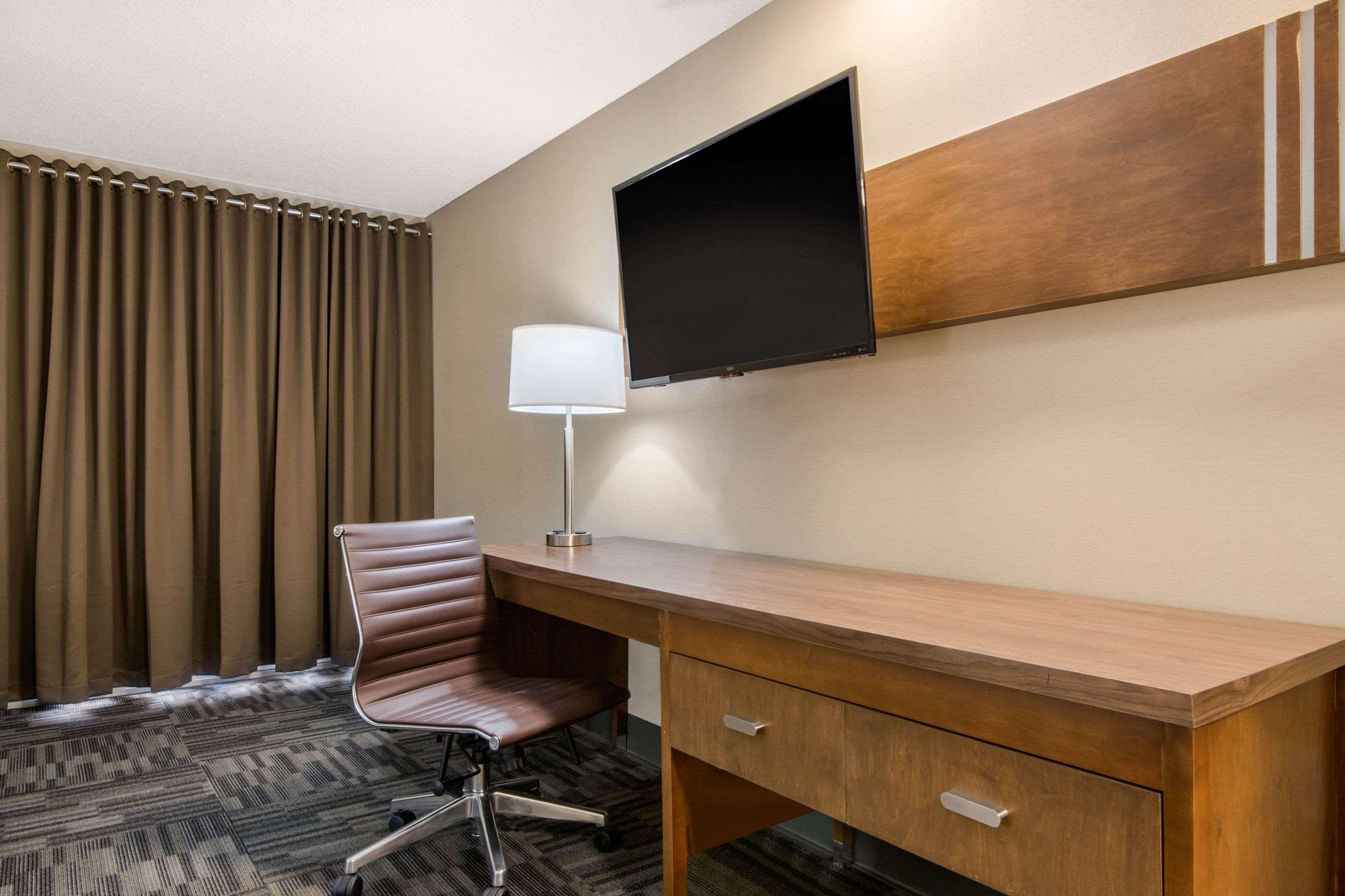 Quality Inn & Conference Centre Орилия Екстериор снимка