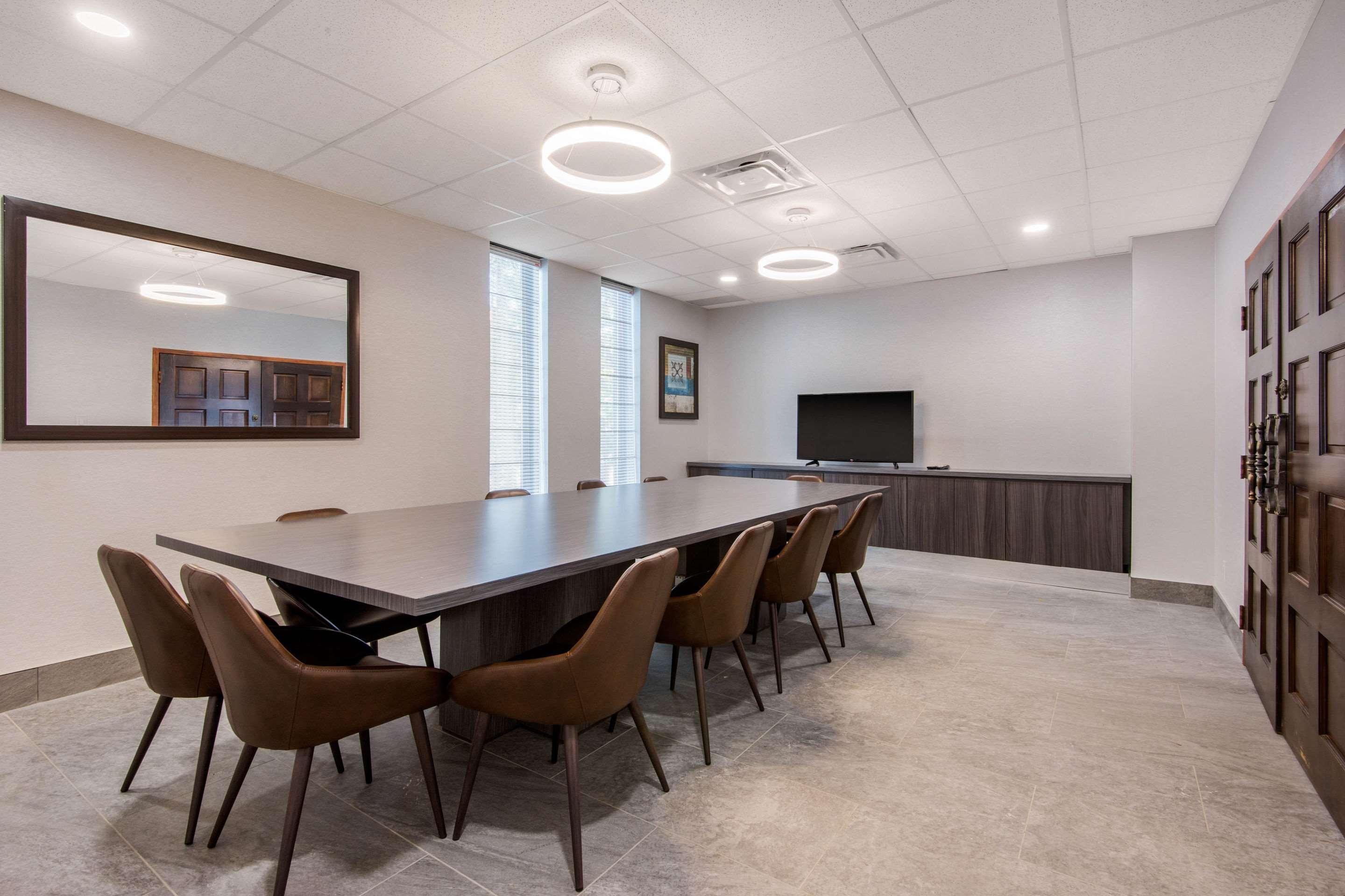 Quality Inn & Conference Centre Орилия Екстериор снимка