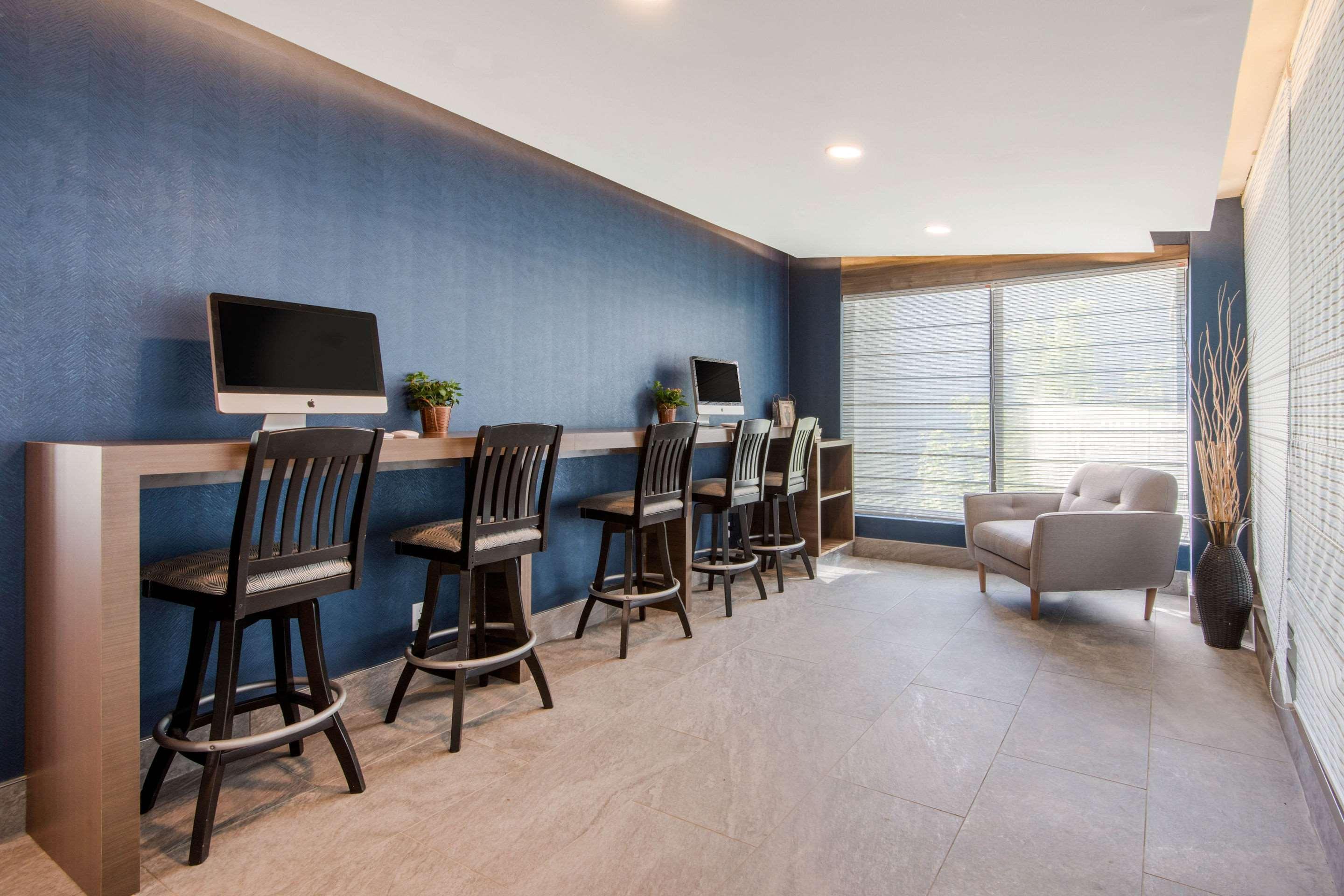 Quality Inn & Conference Centre Орилия Екстериор снимка