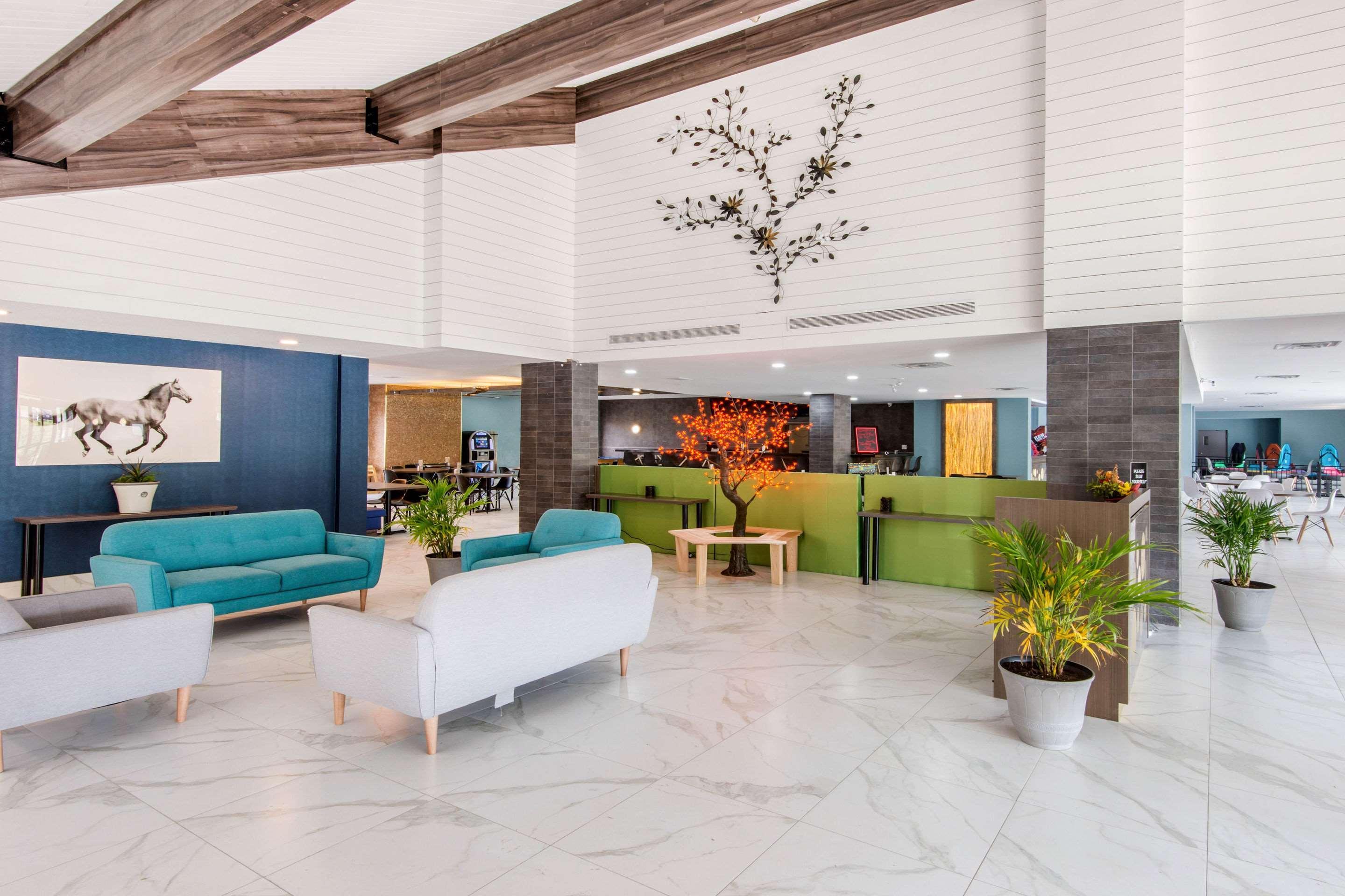 Quality Inn & Conference Centre Орилия Екстериор снимка