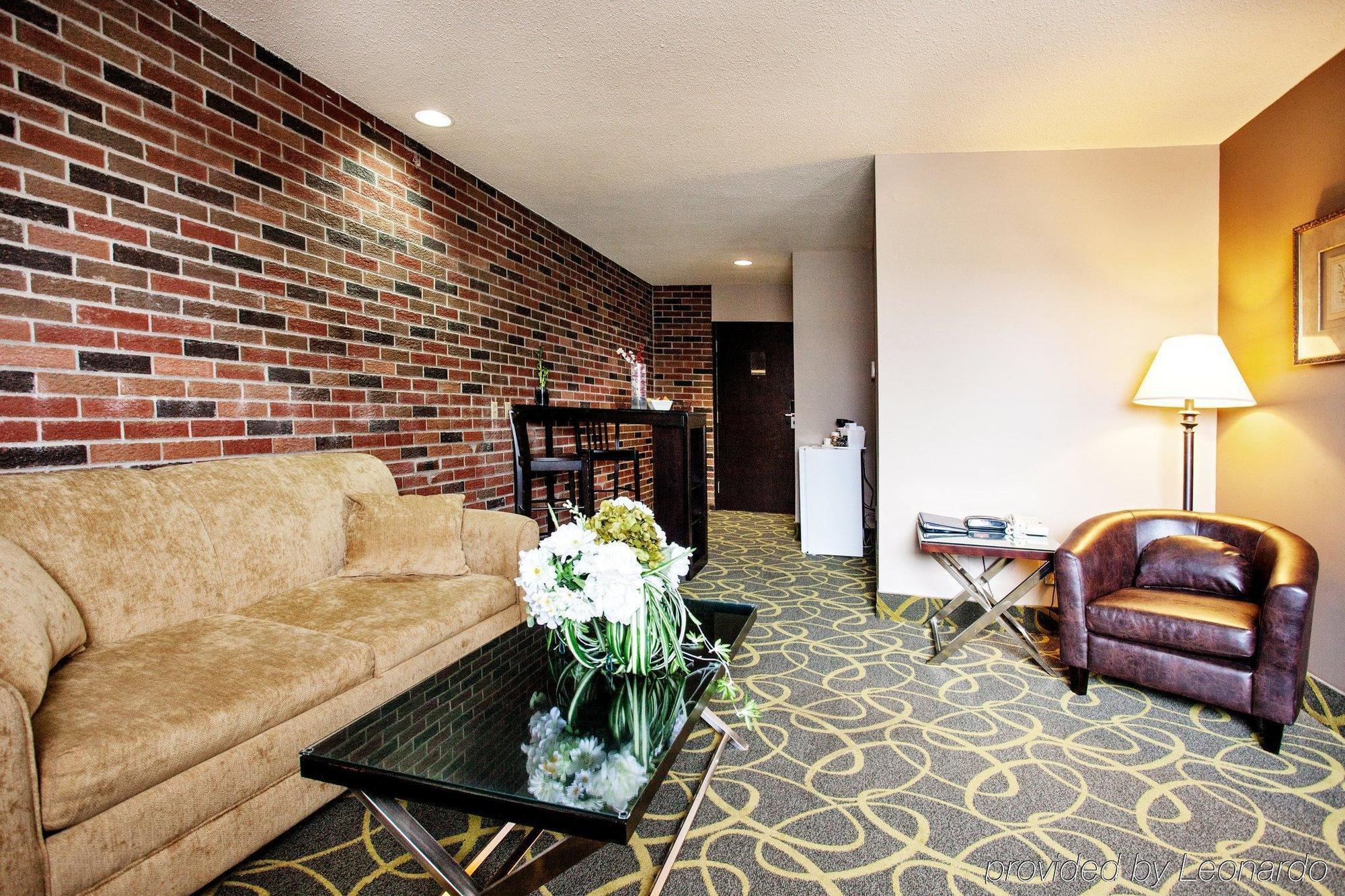 Quality Inn & Conference Centre Орилия Екстериор снимка